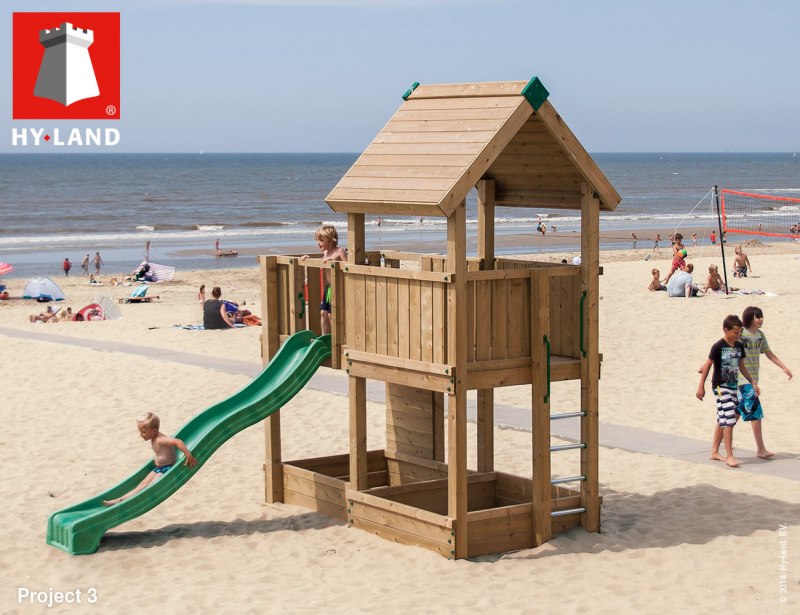 Spielturm kommunal EIn Spielturm am Strand mit einem Kind auf der Rutsche