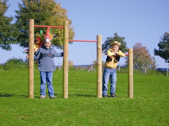 Reck kommunal Zwei Kinder auf einem Spielgerät